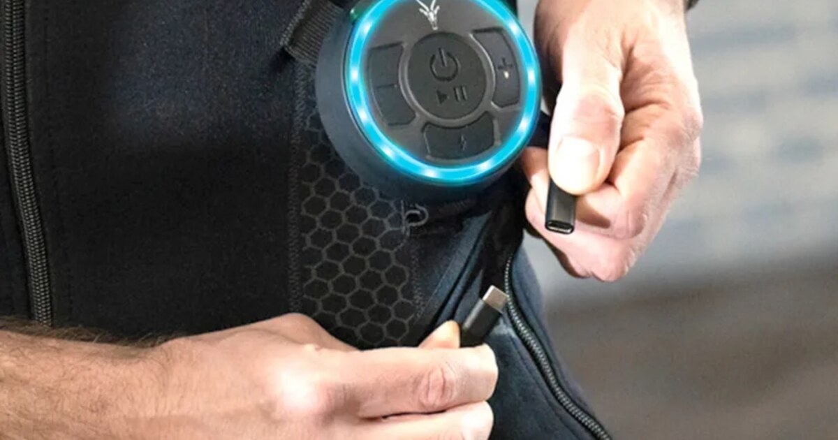 Antelope EMS oblek s prací síťkou a zelenými krytkami na konektorech připravený na praní