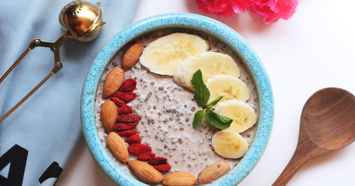 Chia sjemenke Salvia hispanica – zdjelica sa sjemenkama i chia puding s voćem