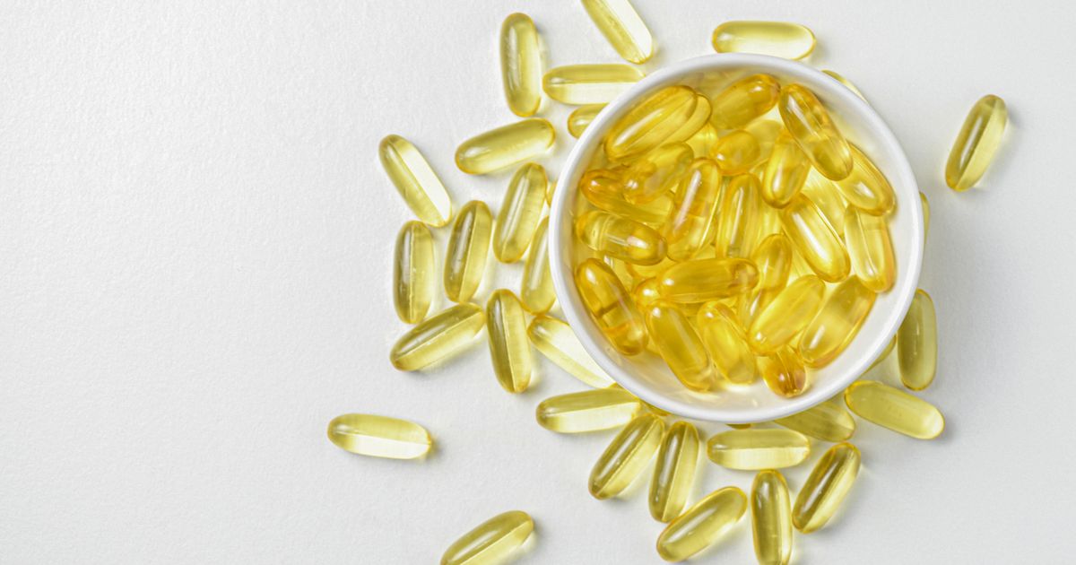 Dodaci prehrani za biohacking: magnezij, omega-3, vitamin D i kreatin na drvenom stolu