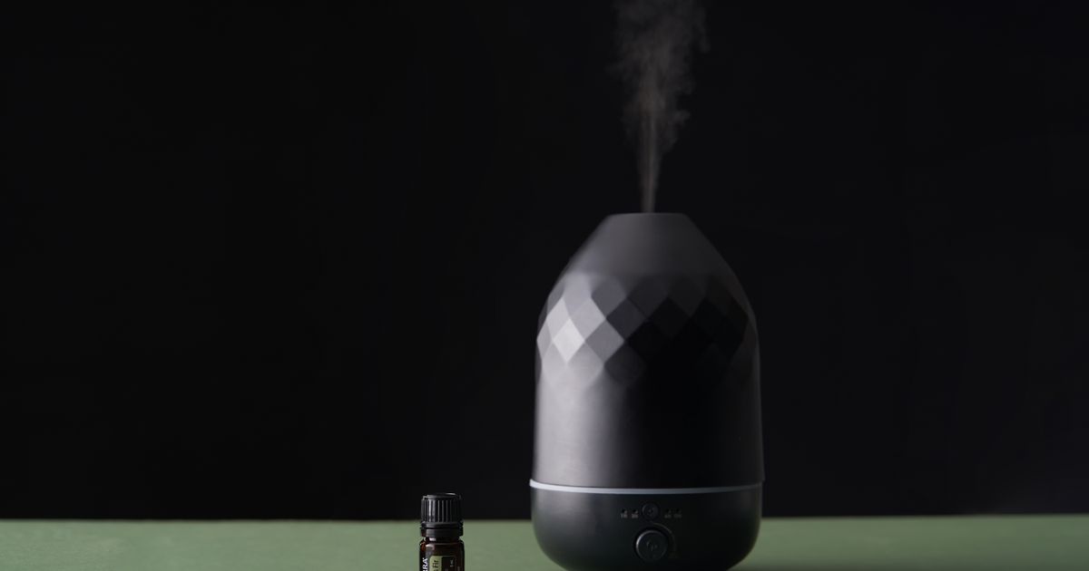 Električni aroma difuzor koji rasprši nježnu maglicu s eteričnim uljem u dnevnoj sobi