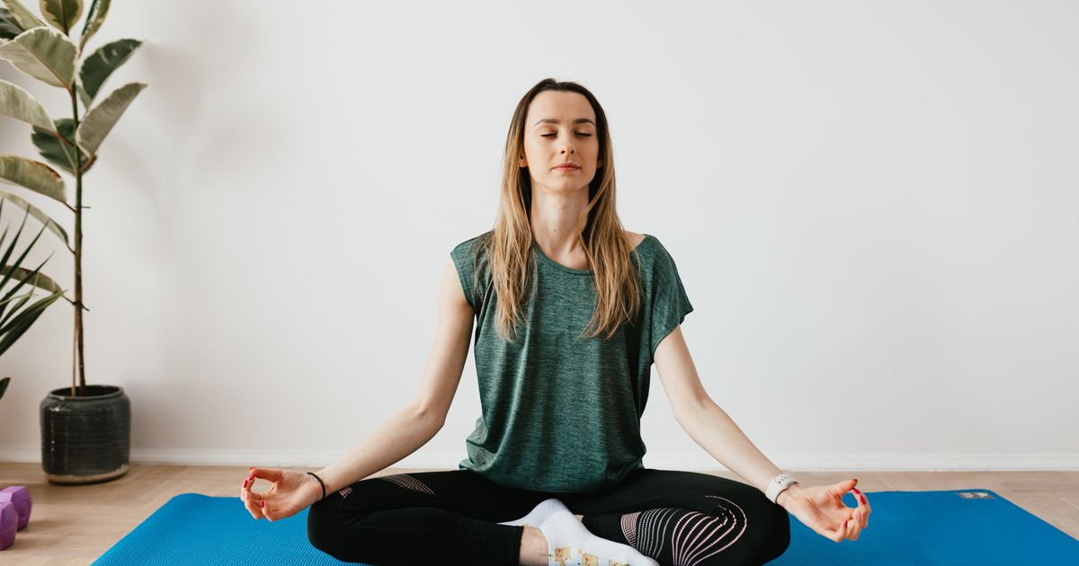 Kortizol i upravljanje stresom – smirena žena uz vježbu disanja i meditaciju
