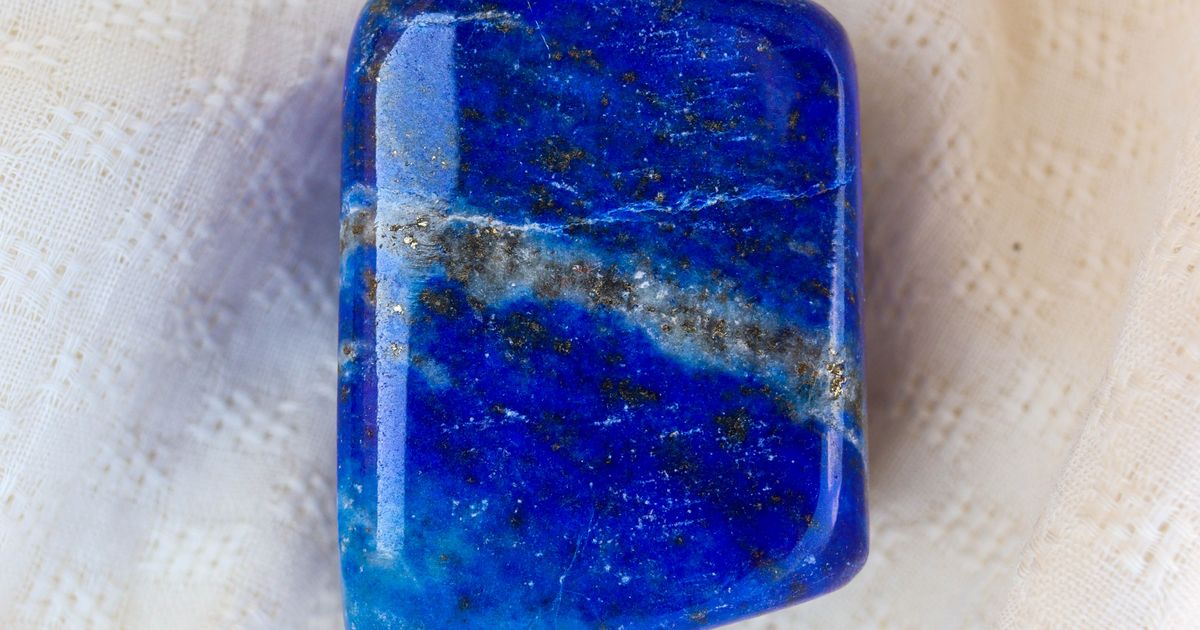 Lapis lazuli – zasićeno plava stijena sa zlatkastim zrncima pirita i bijelim kalcitnim žilicama, polirano kamenje i sirovi uzorak