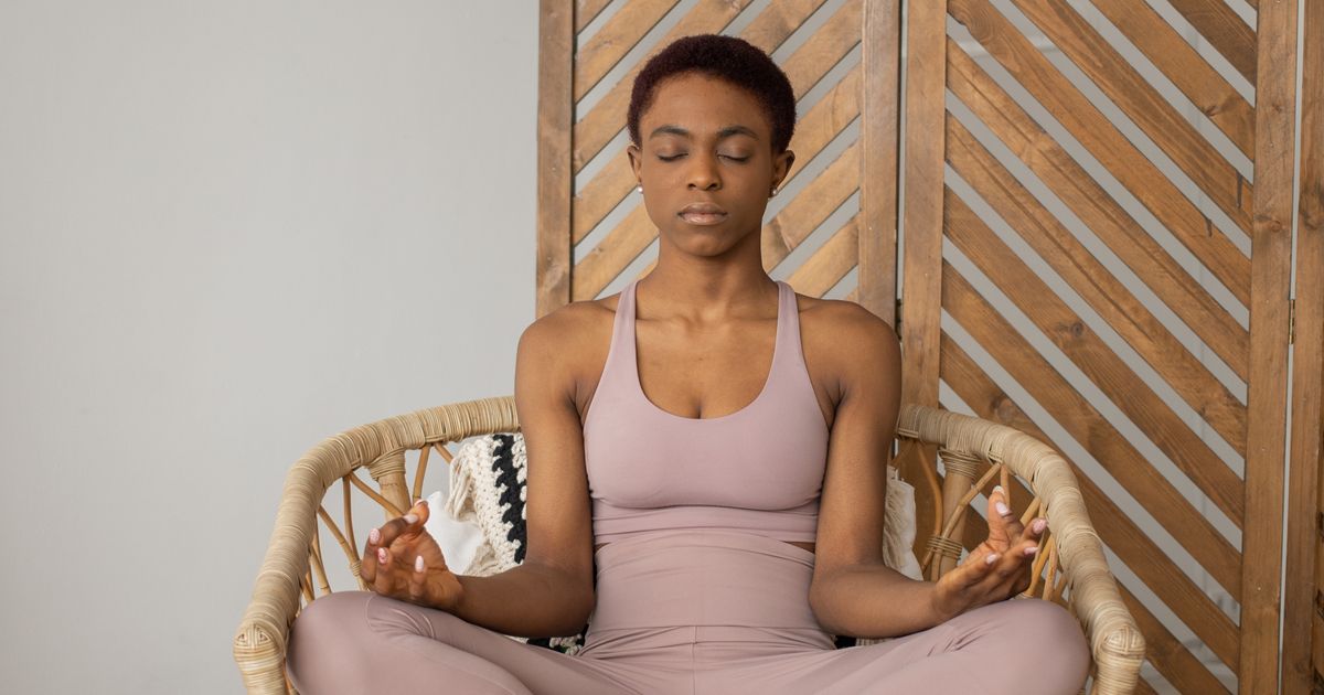 Žena cvičí jógové dýchání pránájáma v sedě při meditaci