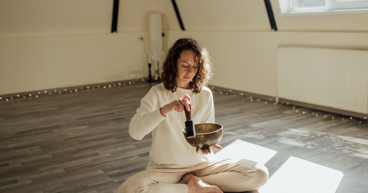 Instrumenti za sound healing: pjevajuće zdjele, gong, koshi zvona, handpan i kalimba pripremljeni za zvučnu terapiju