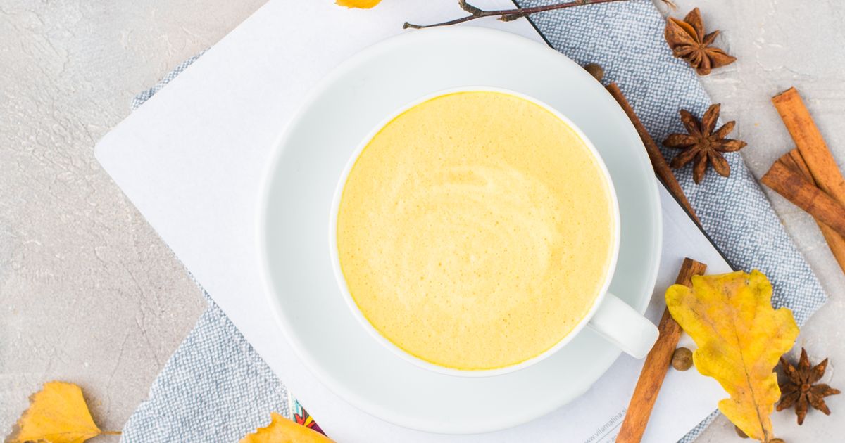 Aranytej (golden milk) – egy pohár meleg kurkumaital fahéjjal, gyömbérrel és fekete borssal
