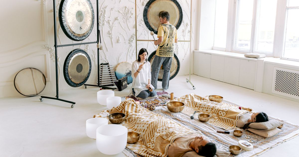 Sound bath, opuštajuća sesija s pjevajućim zdjelama i gongom, sudionici koji leže